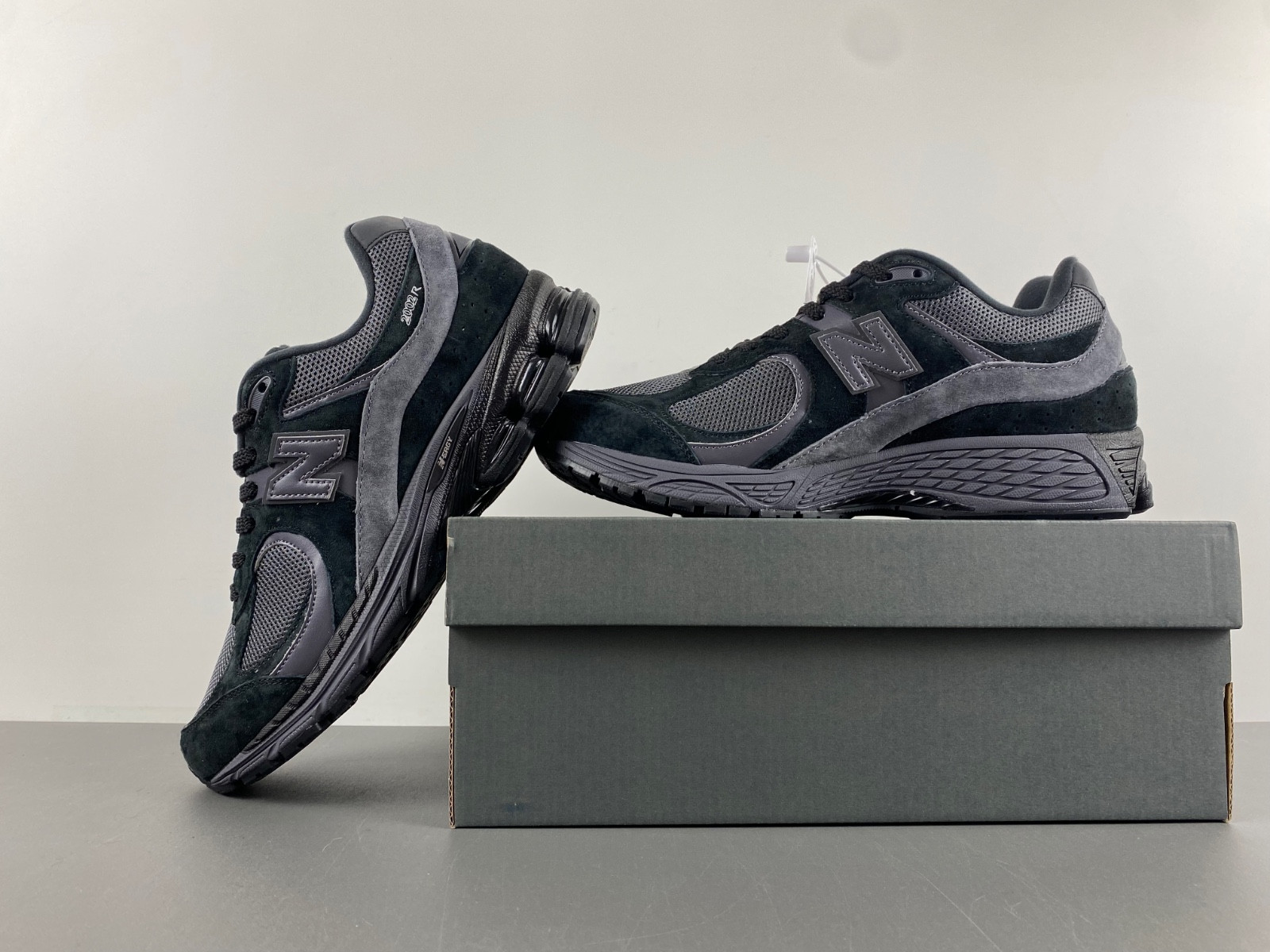 new Ba1an*e 2002r black dark grey men