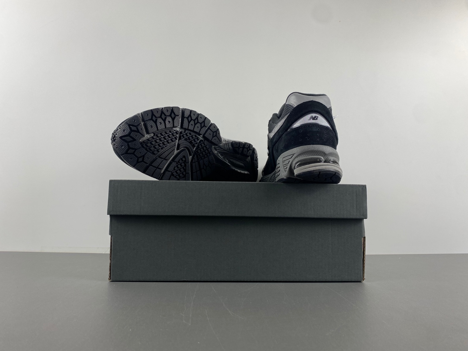 new Ba1an*e 2002r black dark grey white