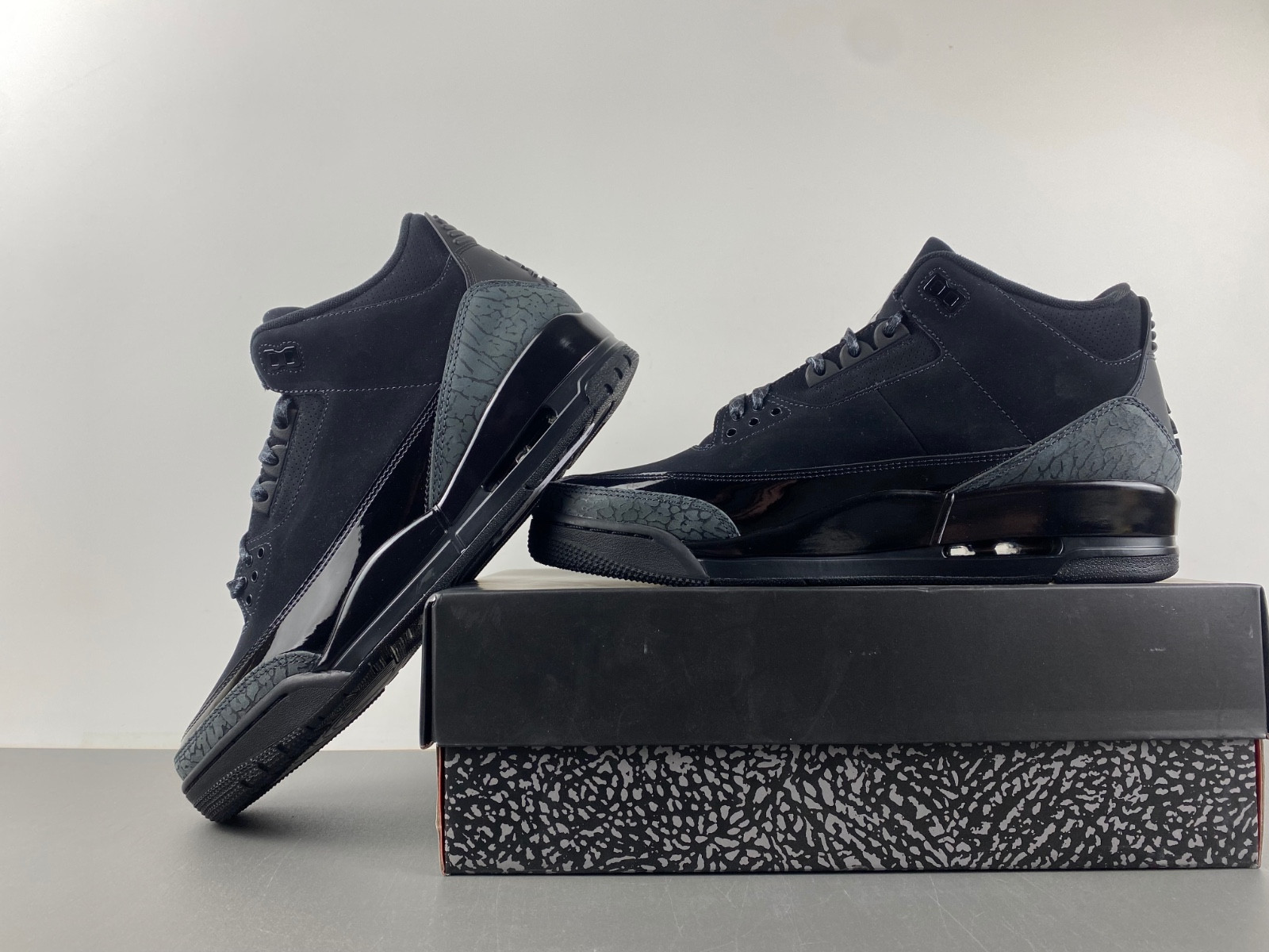 Air Jordan 3 "Black Cat" 2025 CT8532-001