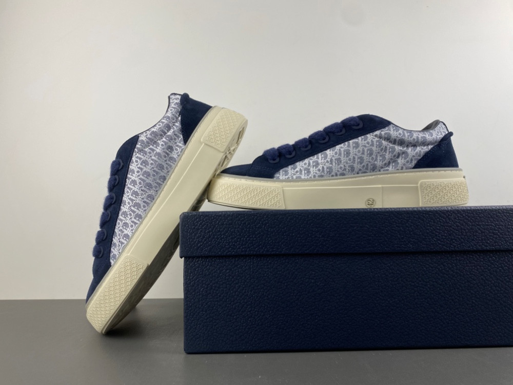 D10r b33 sneaker