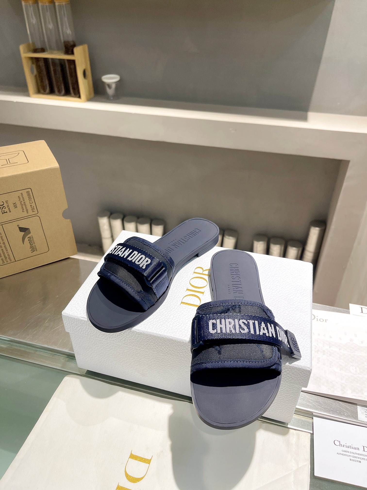 D1or Slides