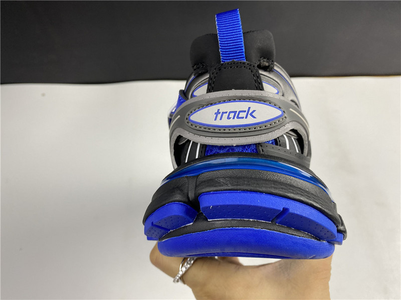Ba1en*iaga track blue & black color
