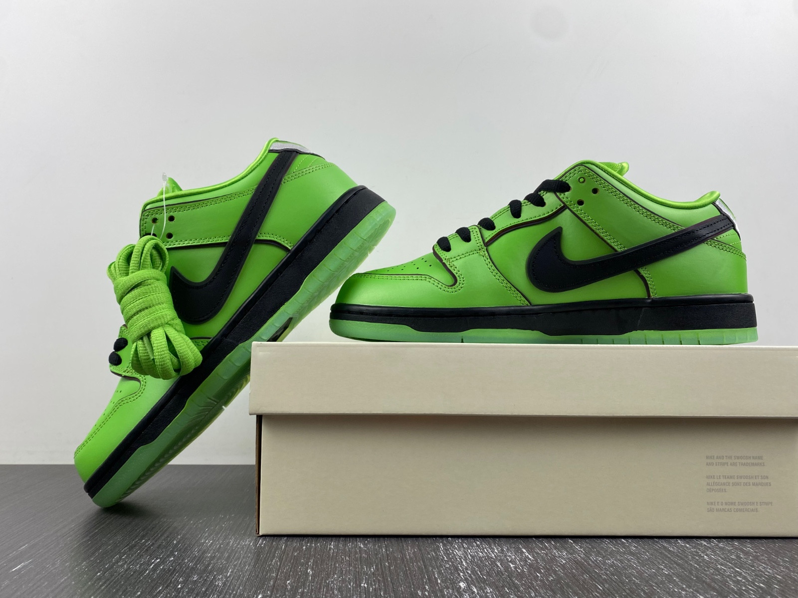 the powerpuff girls x nike sb dunk low buttercup fz8319-300