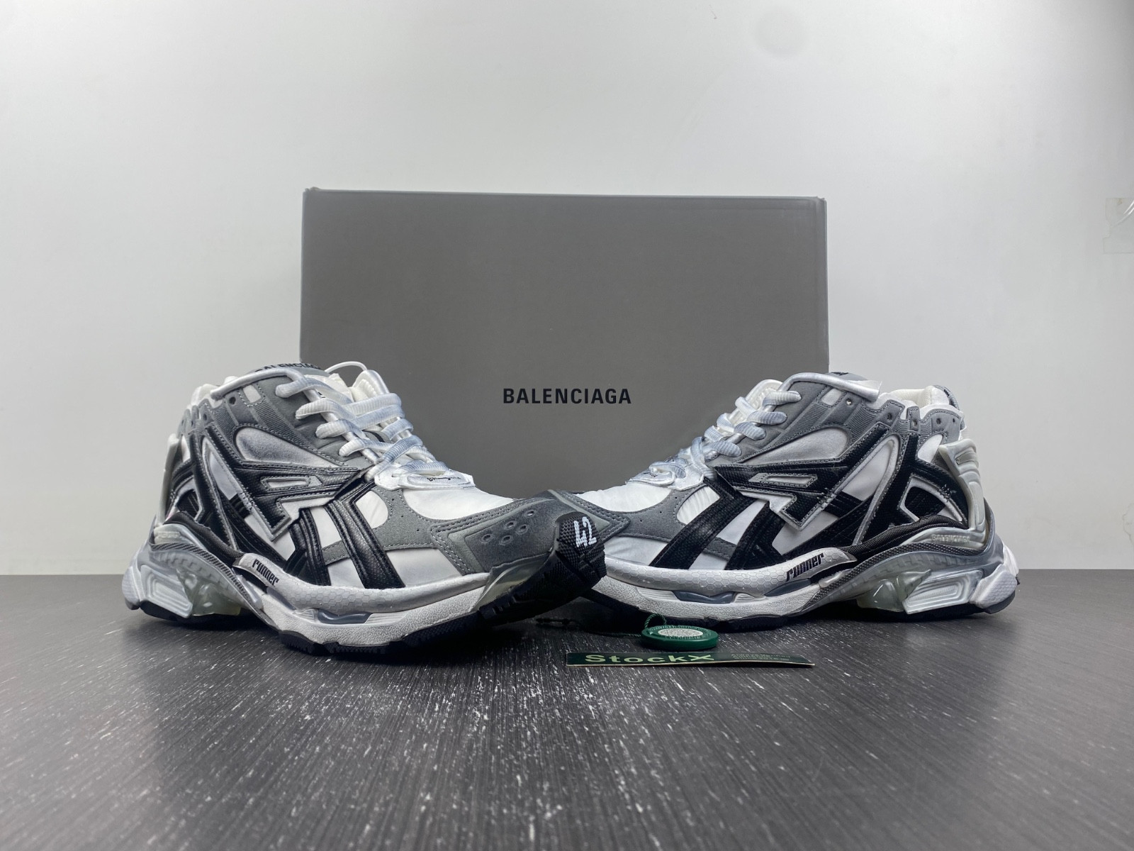 Ba*len*cia*ga runner sneaker