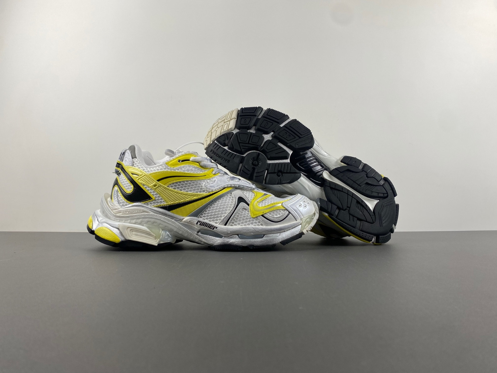 Ba*len*cia*ga runner 2 panelled sneaker
