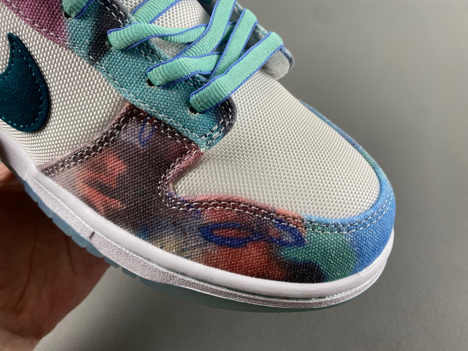 futura laboratories x nike sb dunk low hf6061-400