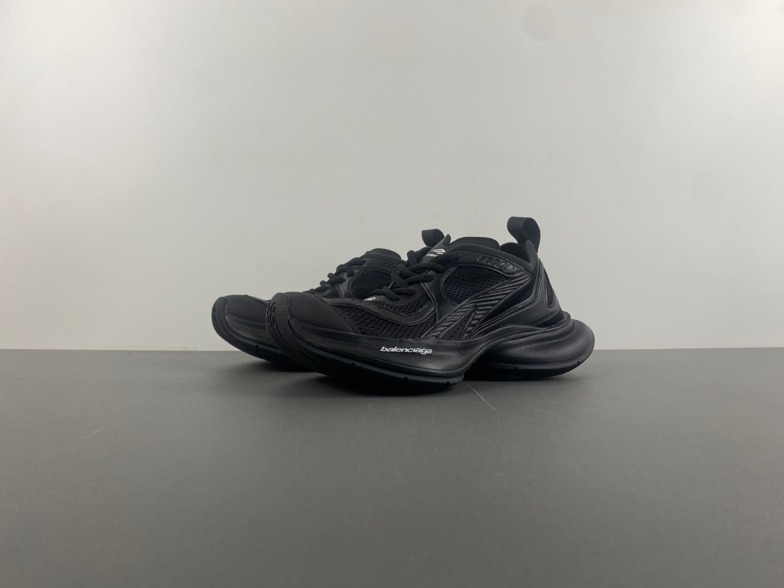 Ba*len*cia*ga women''s circuit sneaker in black