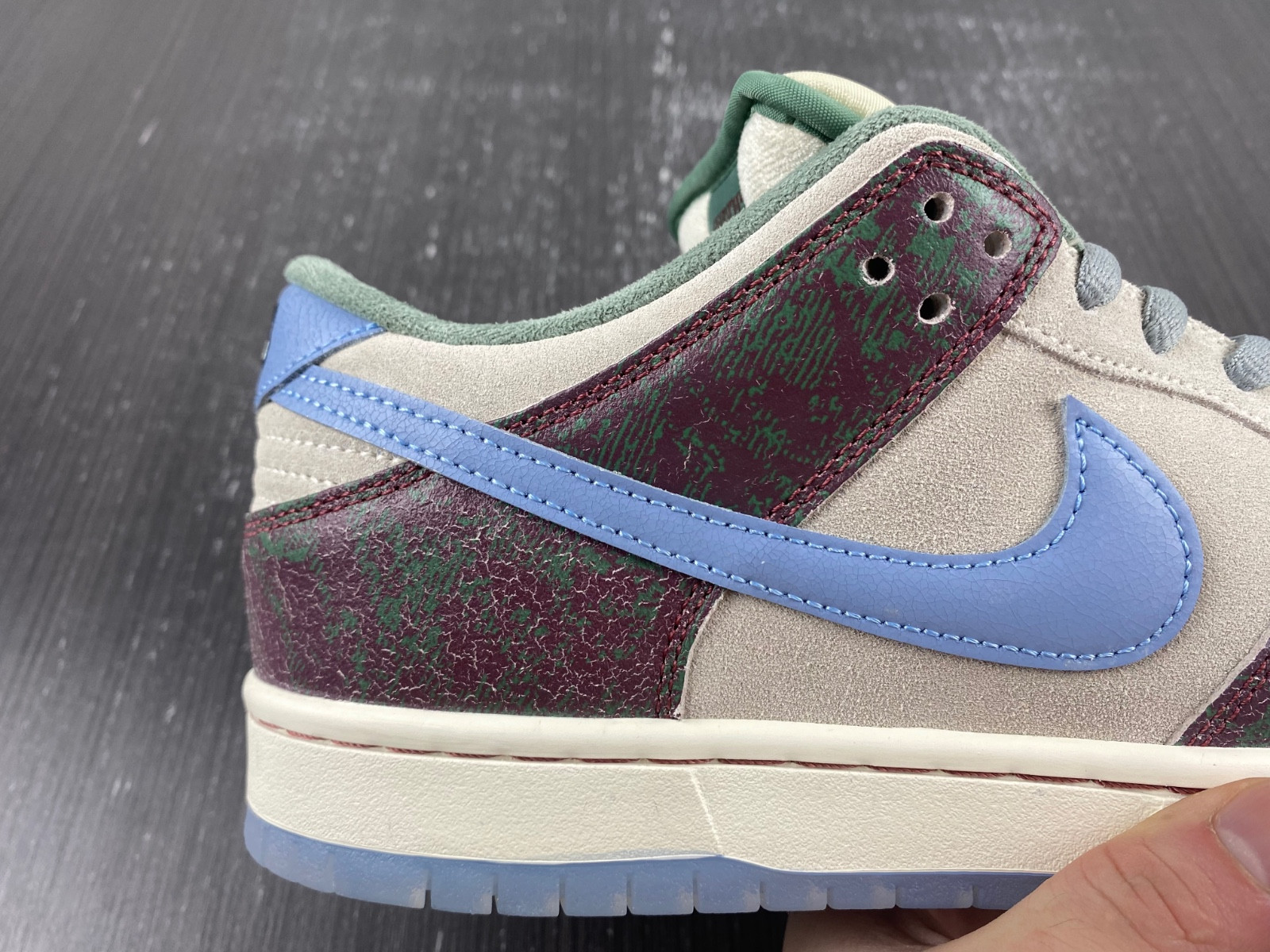 crenshaw skate club x nike sb dunk low fn4193-100