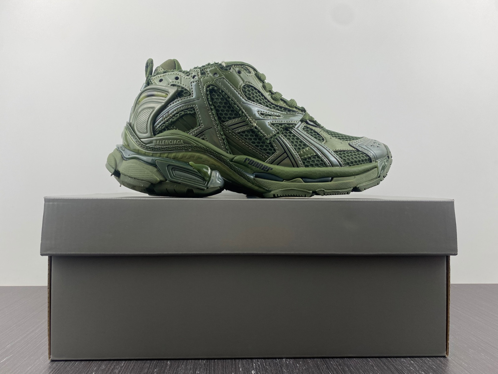 Ba*len*cia*ga runner sneaker