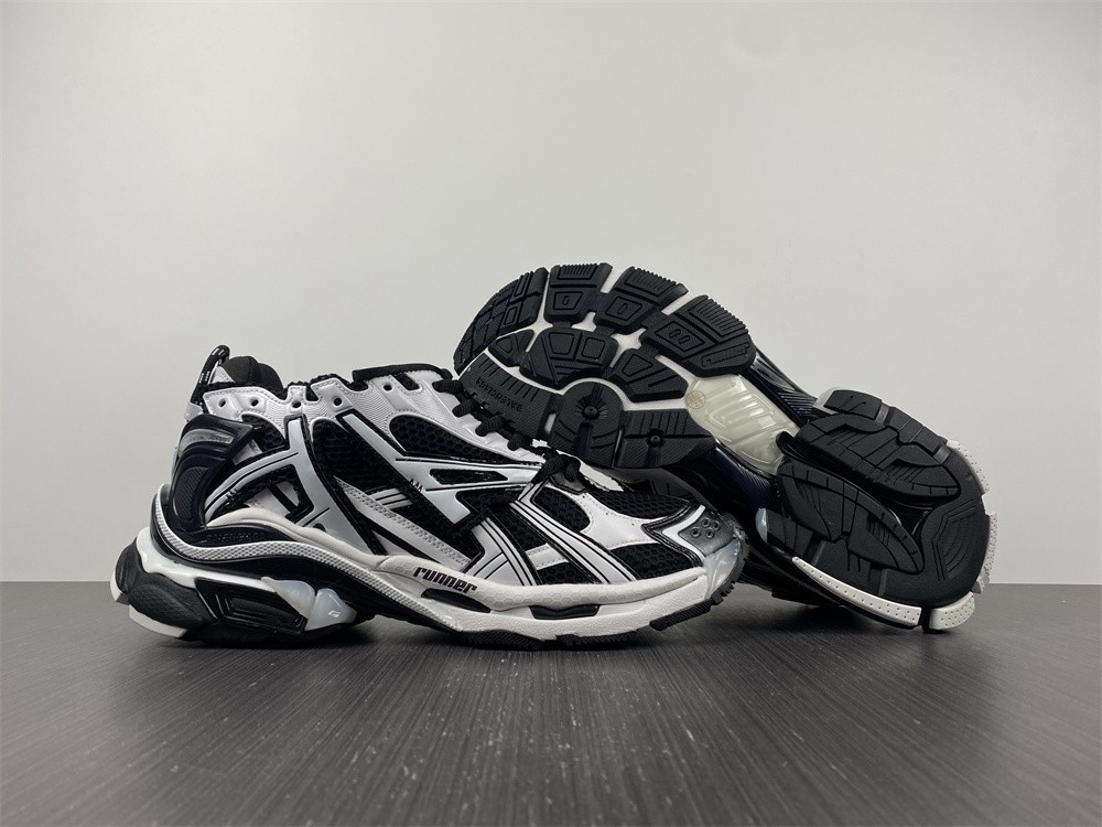 Ba*len*cia*ga runner sneaker 677403w3rb29010