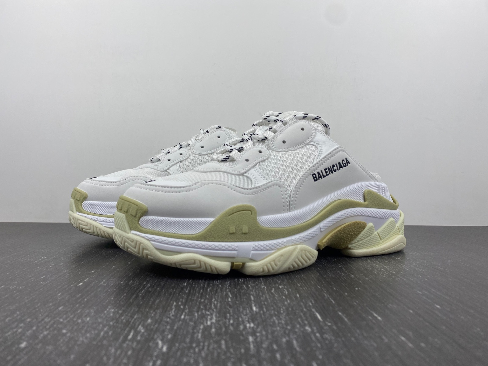 Ba*len*cia*ga triple s