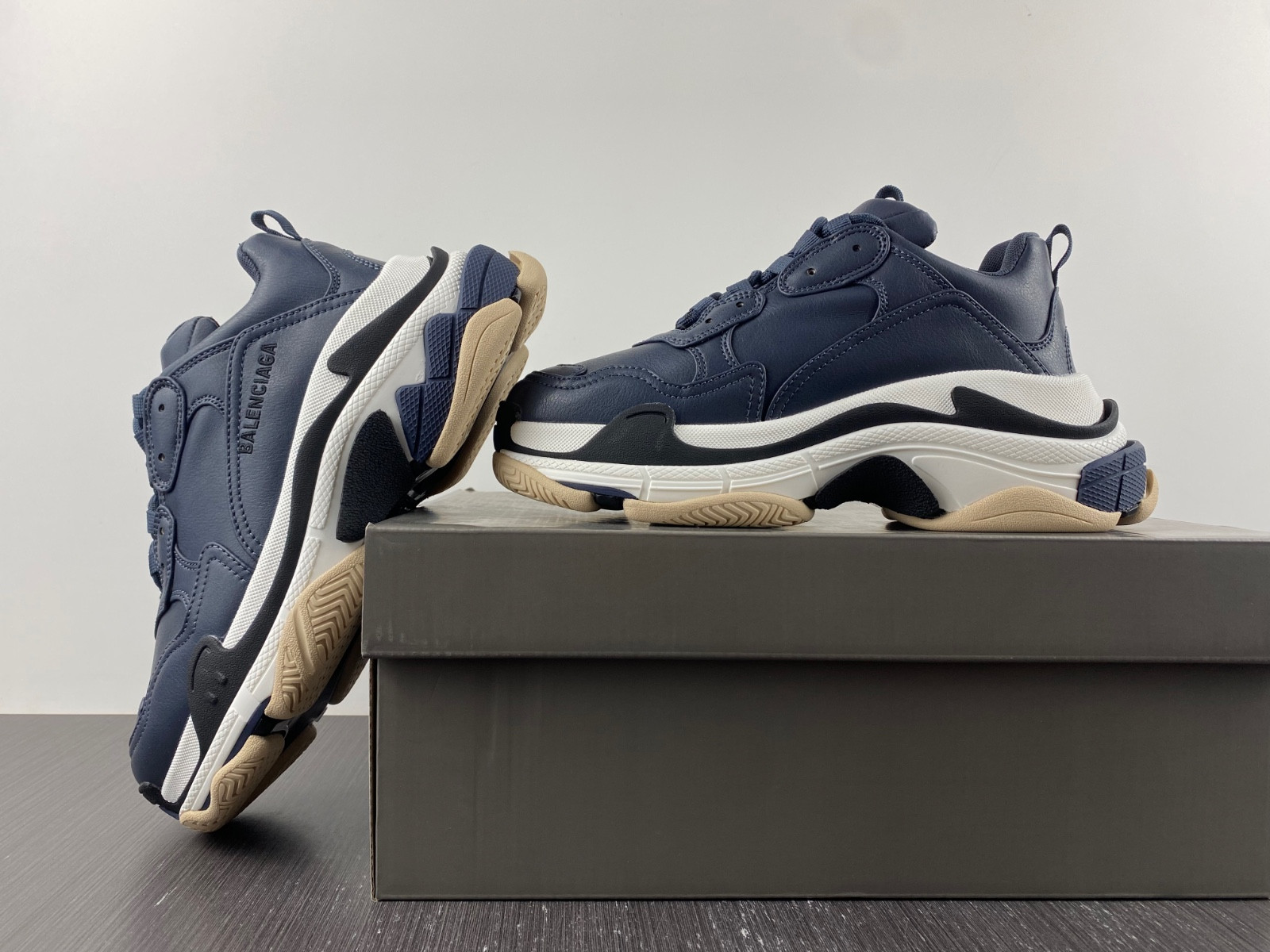 Ba*len*cia*ga triple s