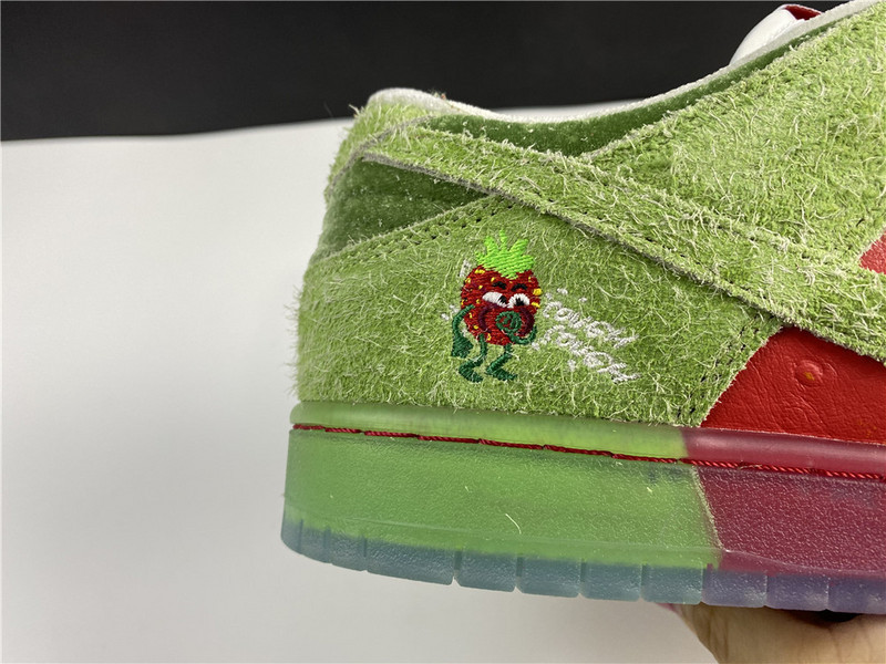 nike sb dunk low “strawberry cough cw7093-601
