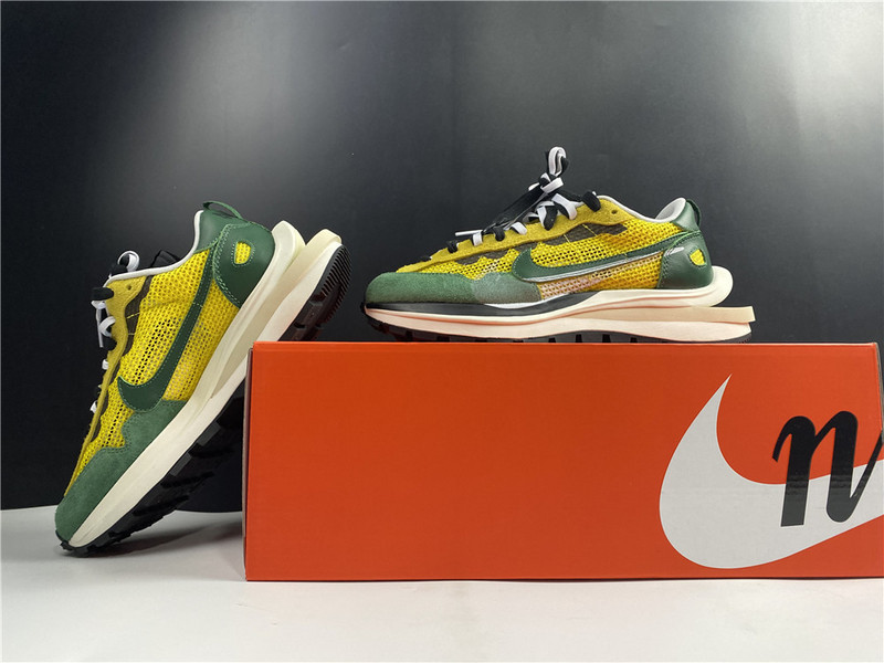 sacai x nike vaporwaffle “tour yellow” cv1363-700