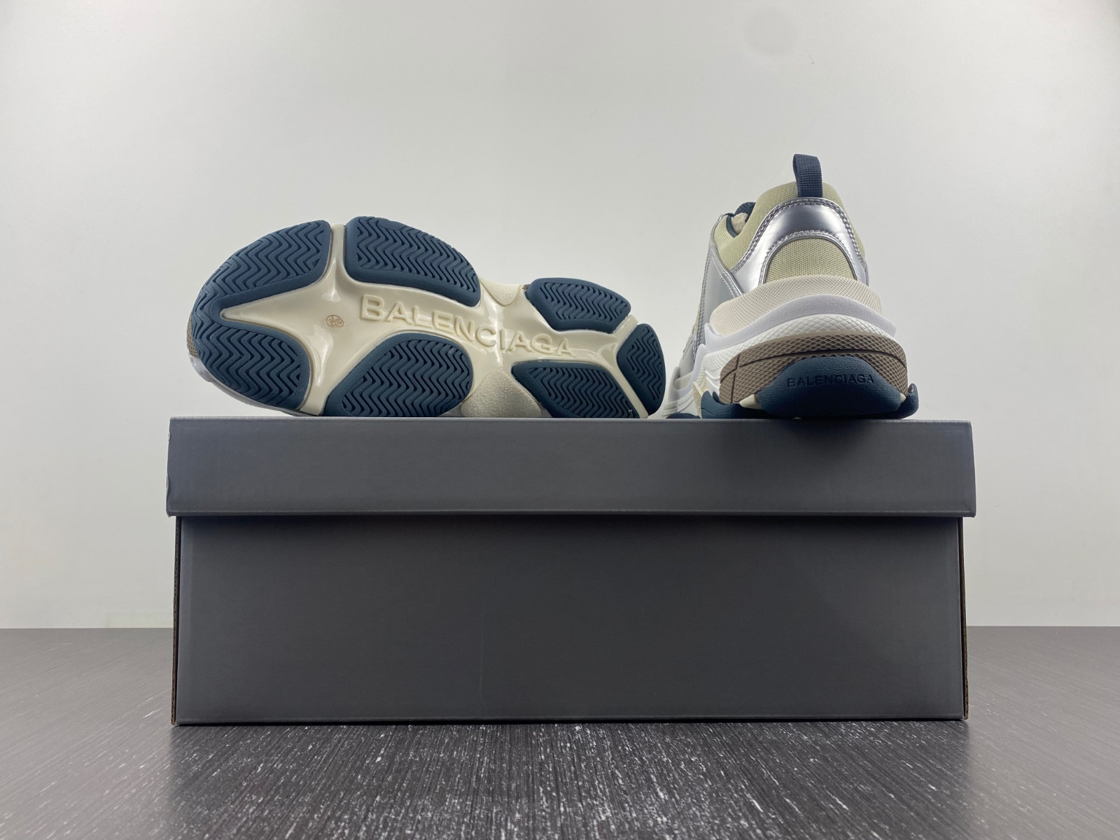 Ba*len*cia*ga triple s