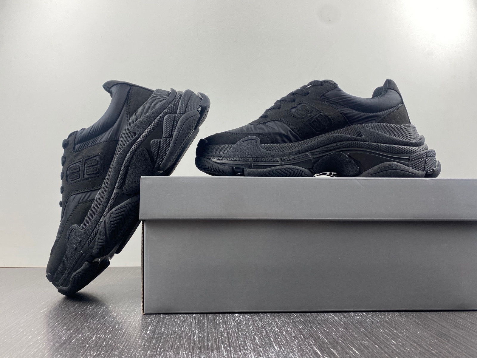 Ba*len*cia*ga triple s