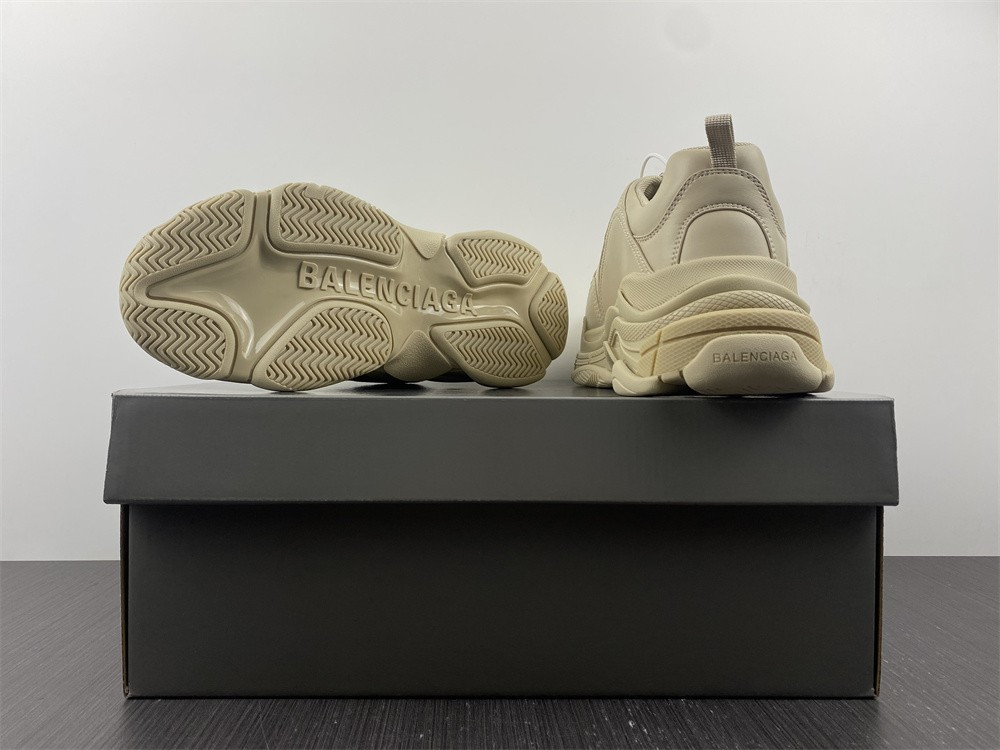 Ba*len*cia*ga triple s