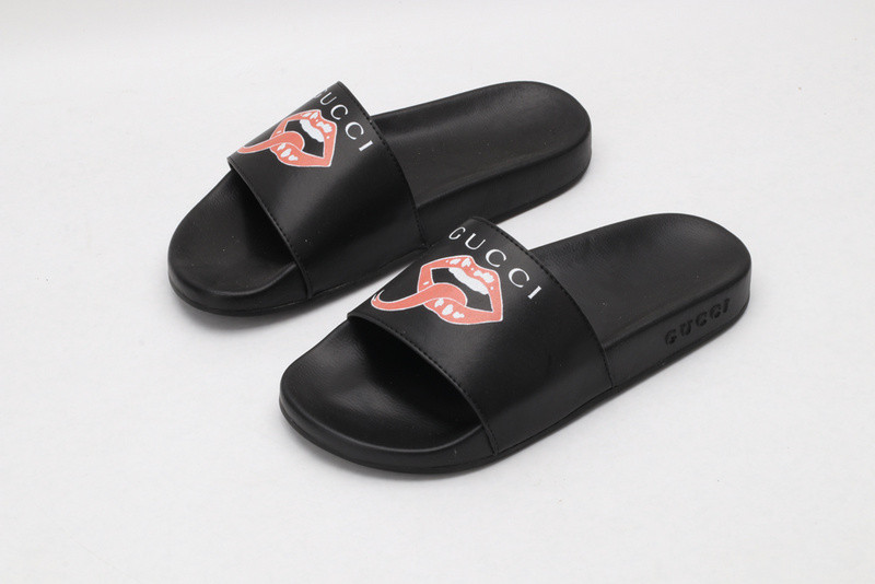 G*u*i slides all black with lip